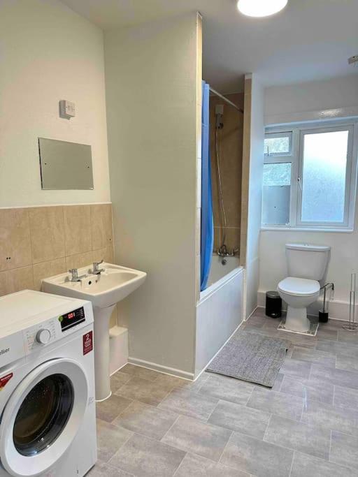 2 Bed Apt Sofa Bed Up To 6 London Exterior photo